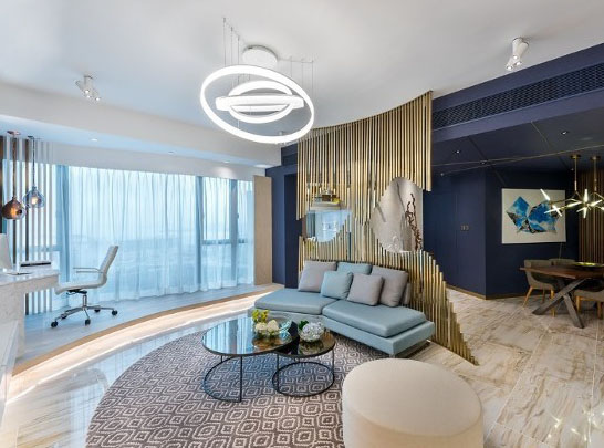浅蓝色矮身梳化及椭圆形组合客厅吊灯缔造舒适的室内气氛