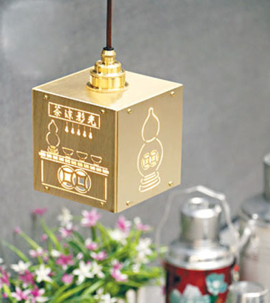 「旧时情怀」系列客厅吊灯灯具利用镂空铜片作客厅吊灯灯罩
